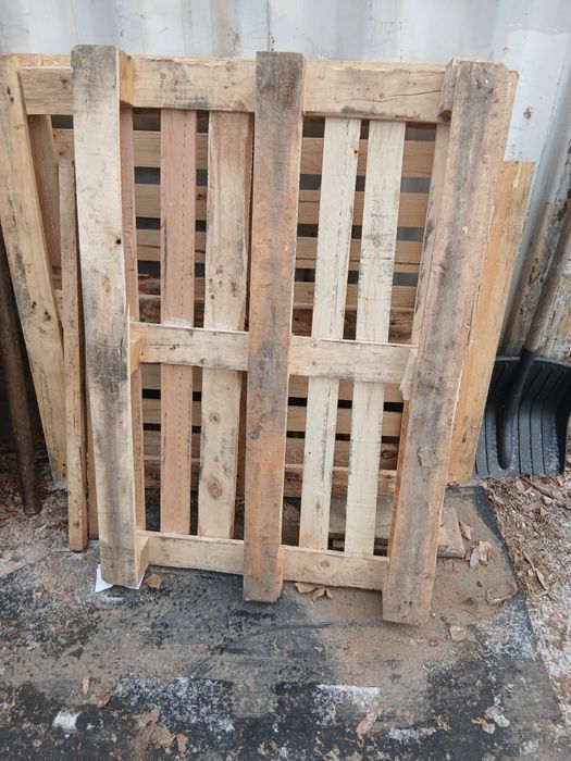 Продам поддоны разных  размеров