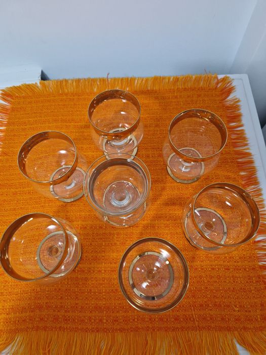 Cupe înghețată cu picior și suport de sos