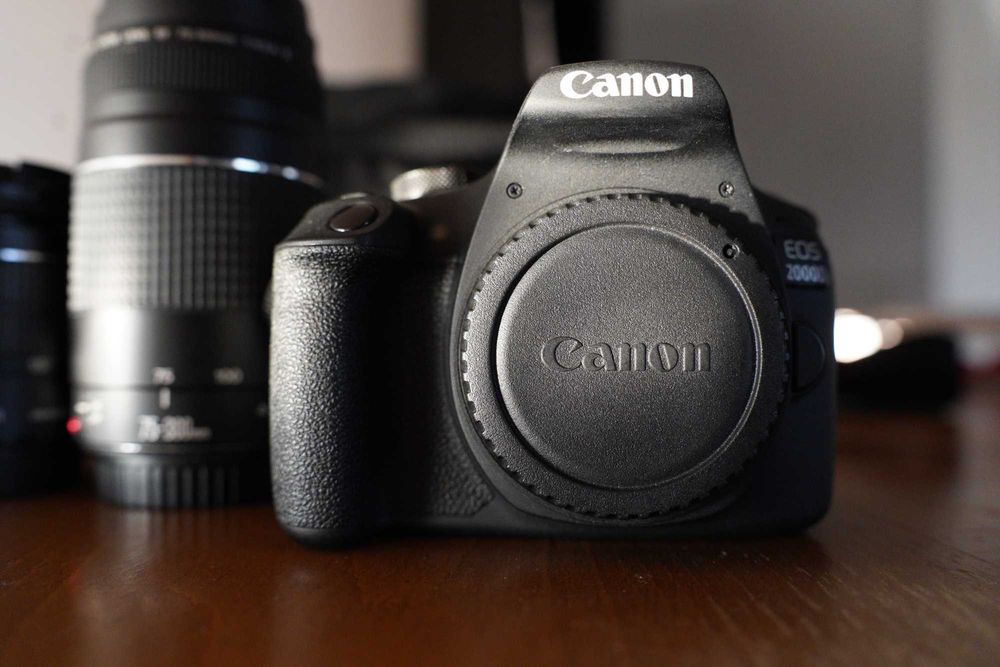 DSLR фотоапарат Canon - EOS 2000D, с два обектива