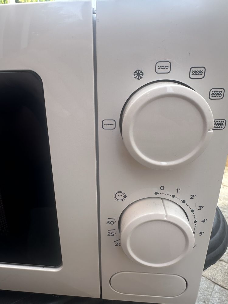 Микровълнова Black Decker BXMY700E 700.0 W, 20.00 L