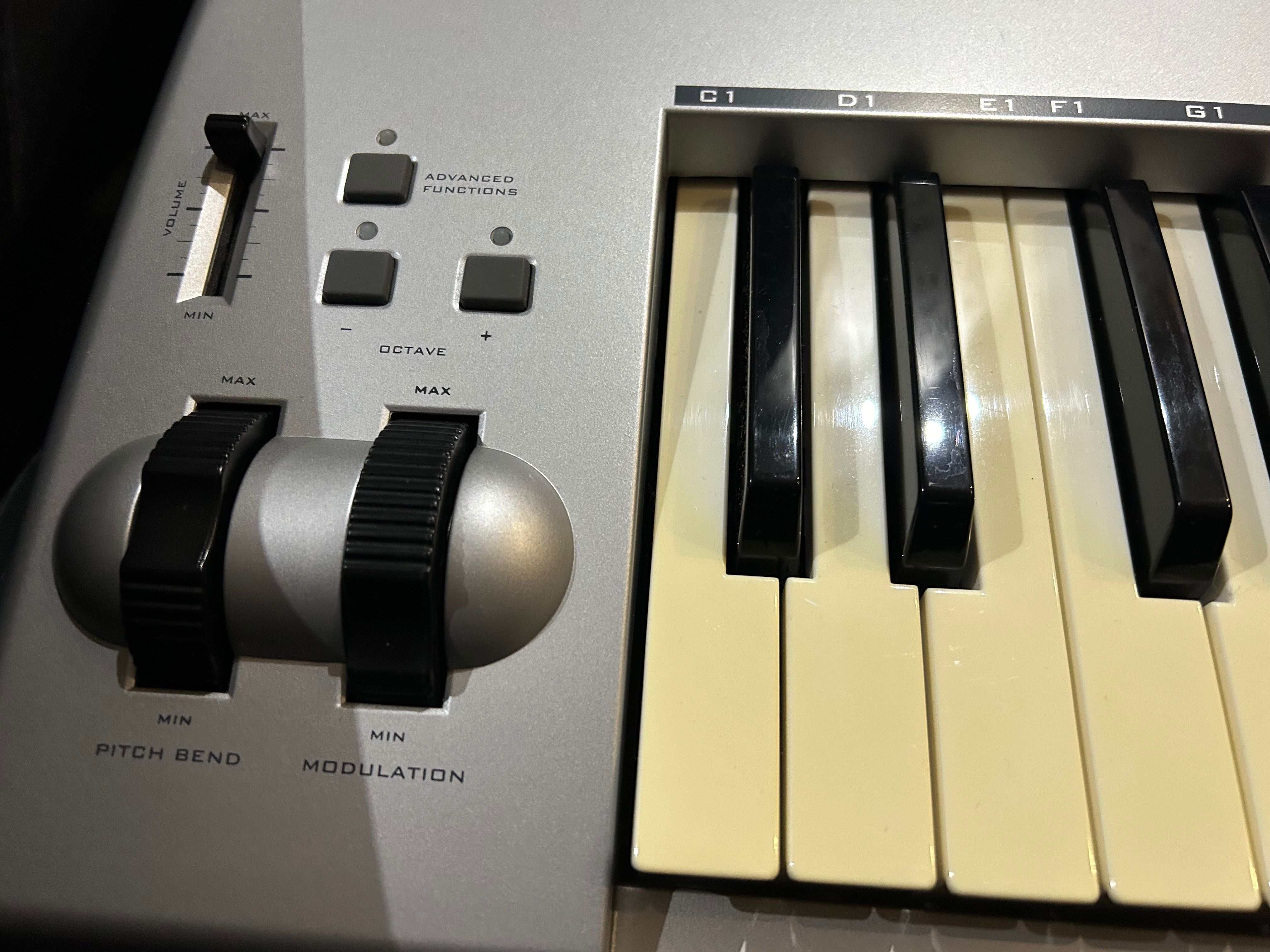MIDI-клавиатура M-Audio Keystation 61es