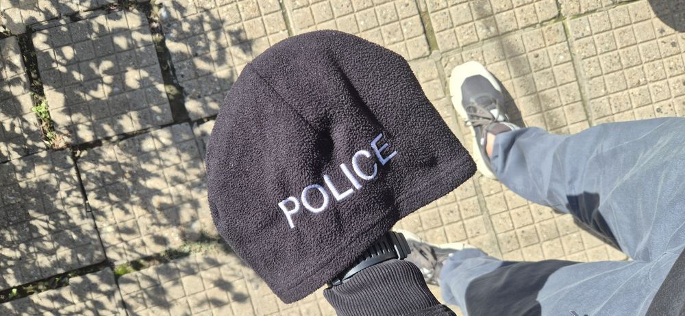 Полицейска шапка и полар