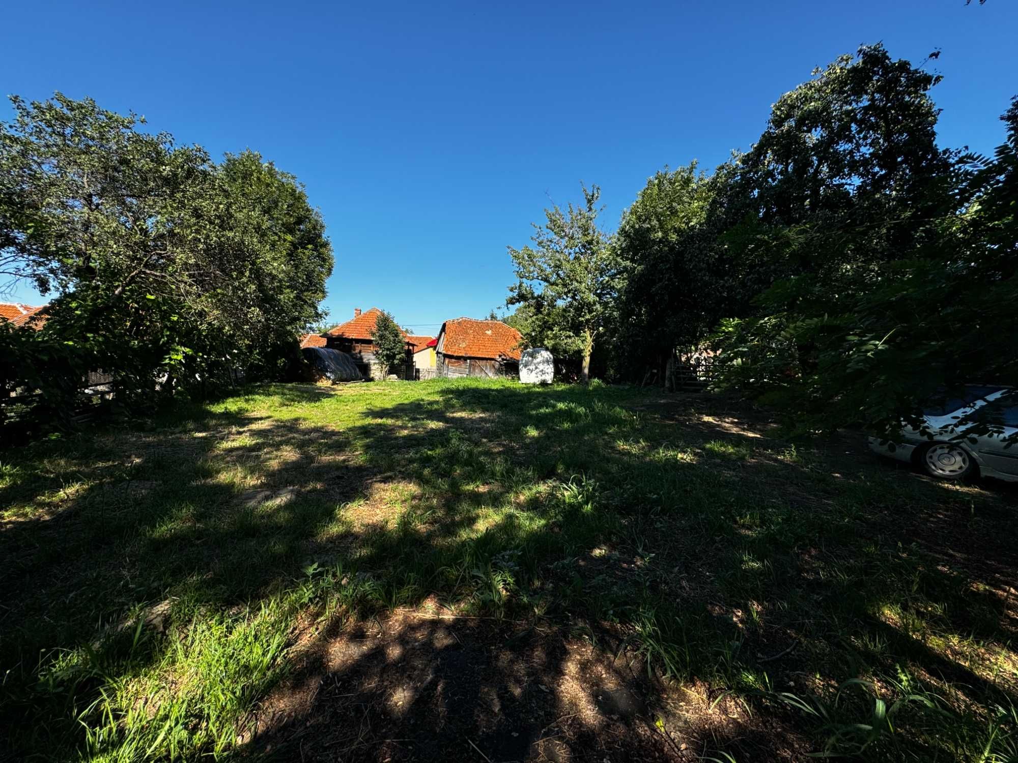 Casa de lemn cu teren 1.000 Mp in centrul satului URIC