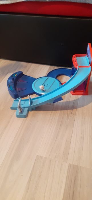 Pista de curse, Centru de joaca Eroi in pijama, Parcare etajata