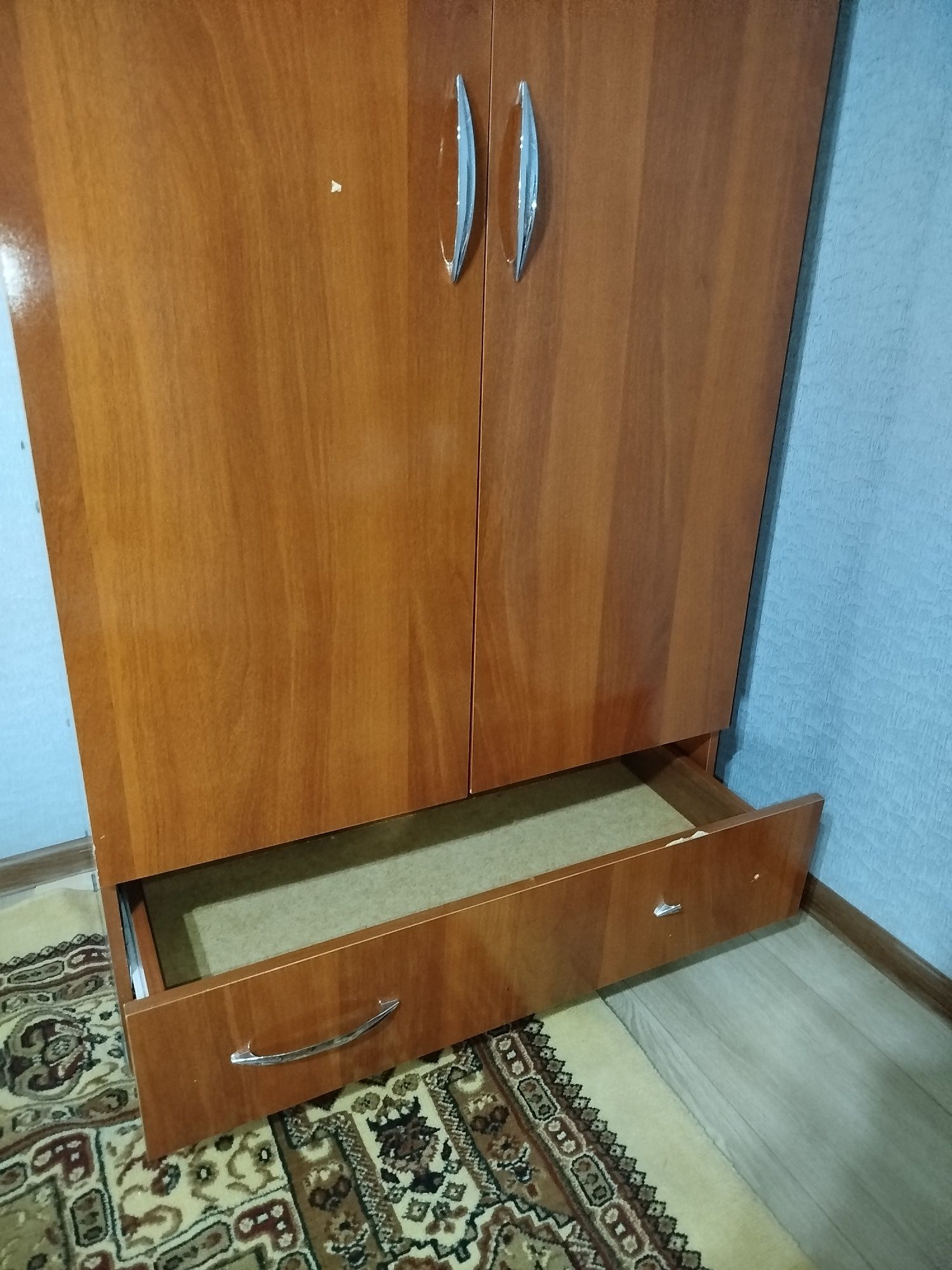 Srochna Shkaf sotiladi!