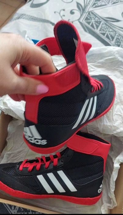 Adidas ghete subțiri
