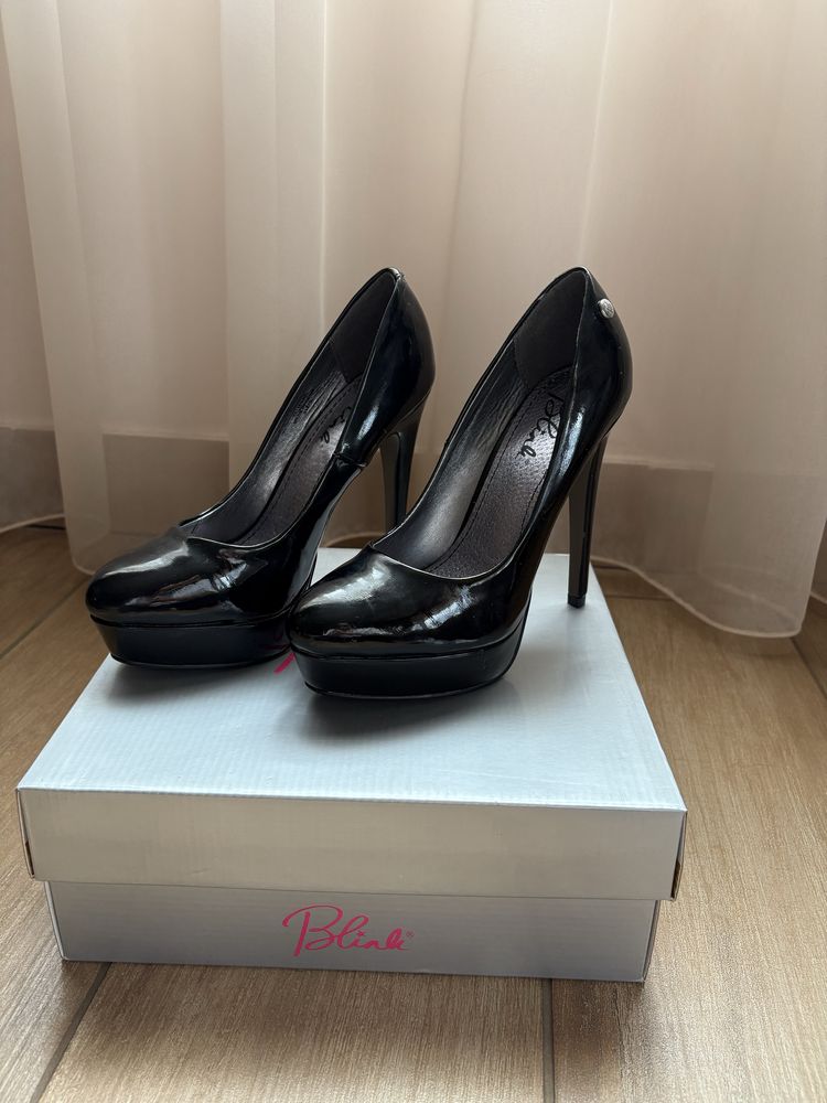 Vand pantofi cu toc