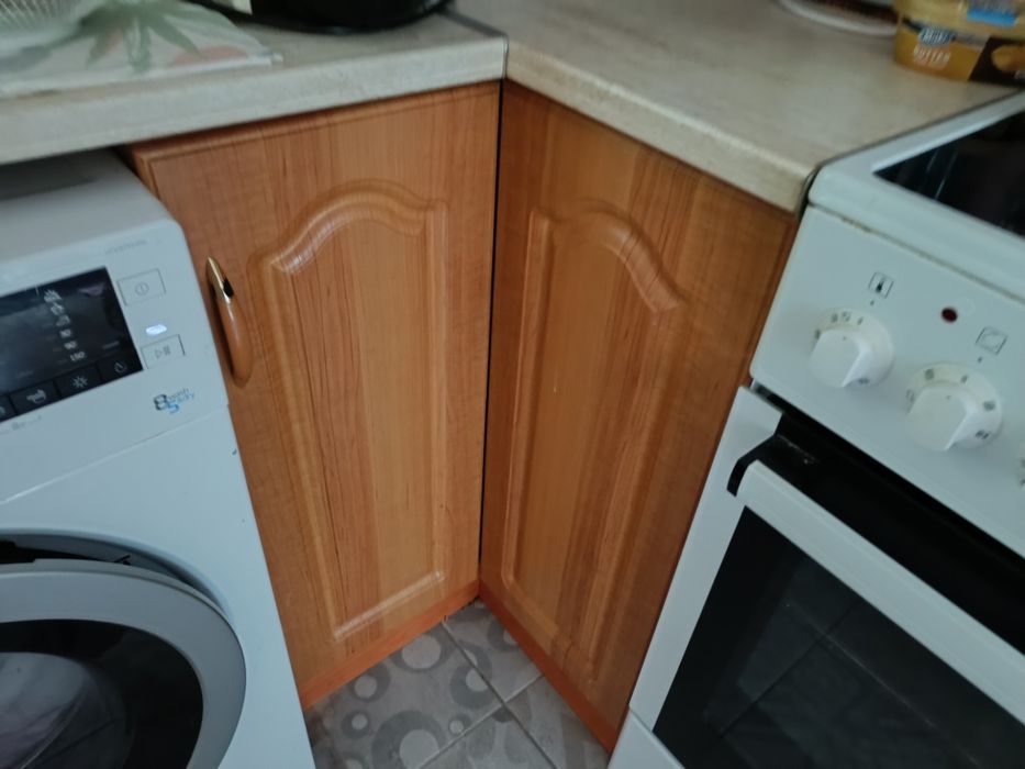 Продавам ъглова кухня.