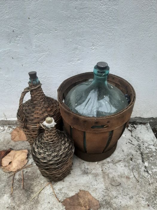 Vând damigene din sticlă