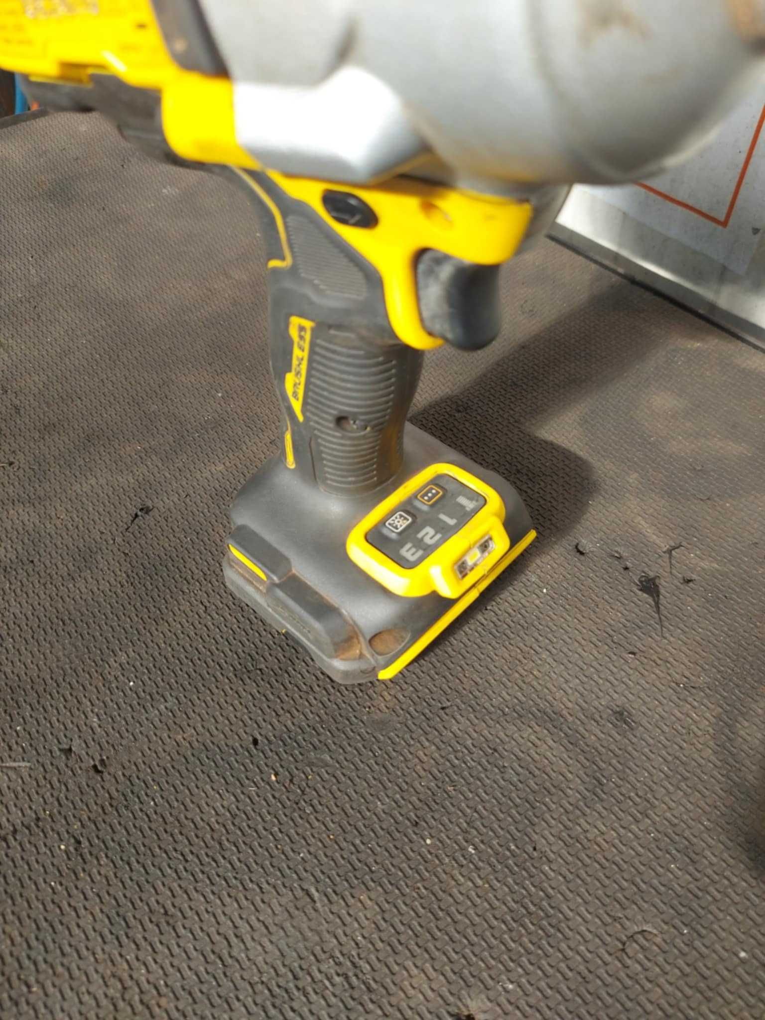 DEWALT 961 ударен гайковерт