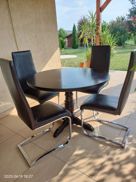 Vind masă cu scaune.