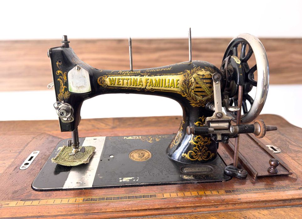 Mașină de Cusut Antică Wartburg Familia, Cu Masă Fontă, Decor Vintage