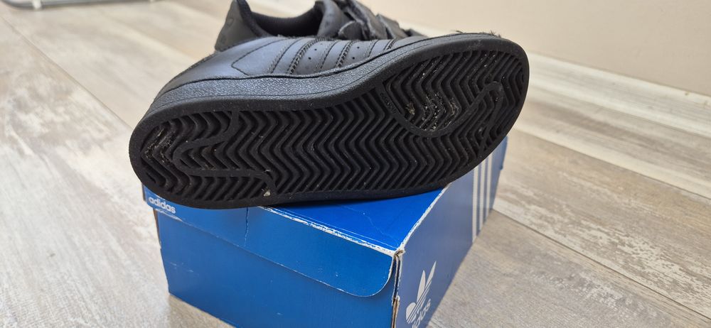 Продавам детски кожени маратонки с лепки Adidas размер 31