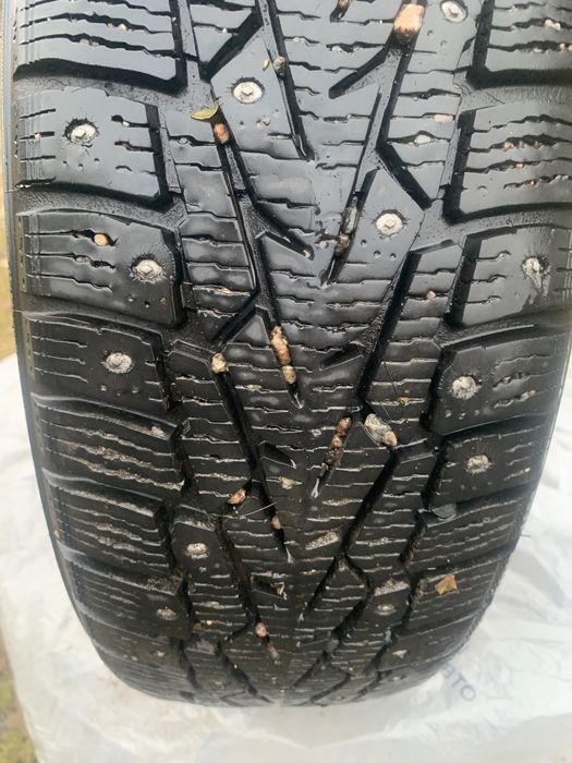 Продам зимнию резину 4 баллона с железными димками 185/65R15