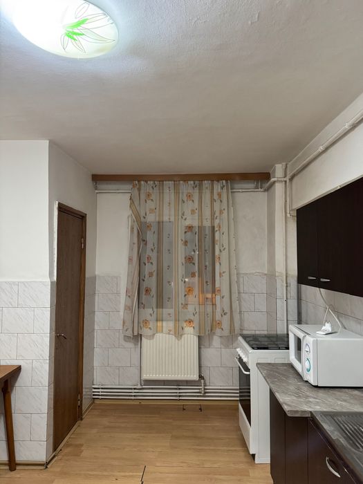 Închiriez ap. 2 camere decomandat Piața Centrală