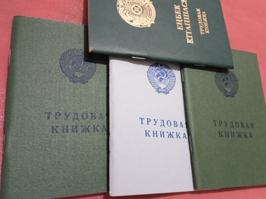 Трудовые книжки оригинальные советские,есть на все года,и тряпочные