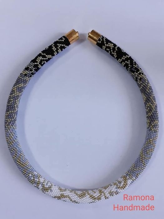 Coliere din mărgele