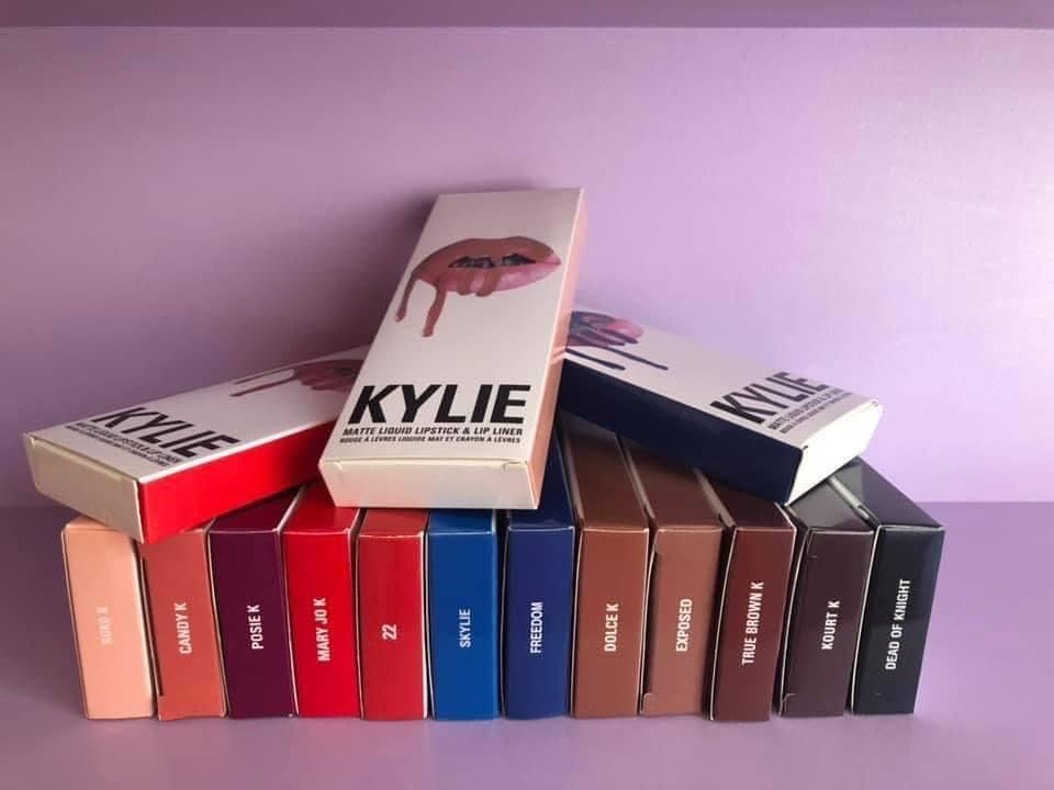 Червило и молив в комплект на KYLIE  Налични 12 цвята с матиращ ефект