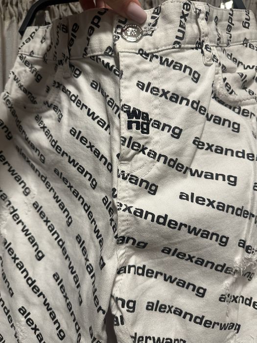 Бели дънки с надписи