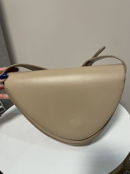 Бежова чанта през рамо