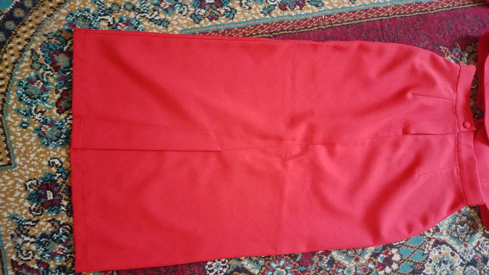 Kostyum yubka sotiladi