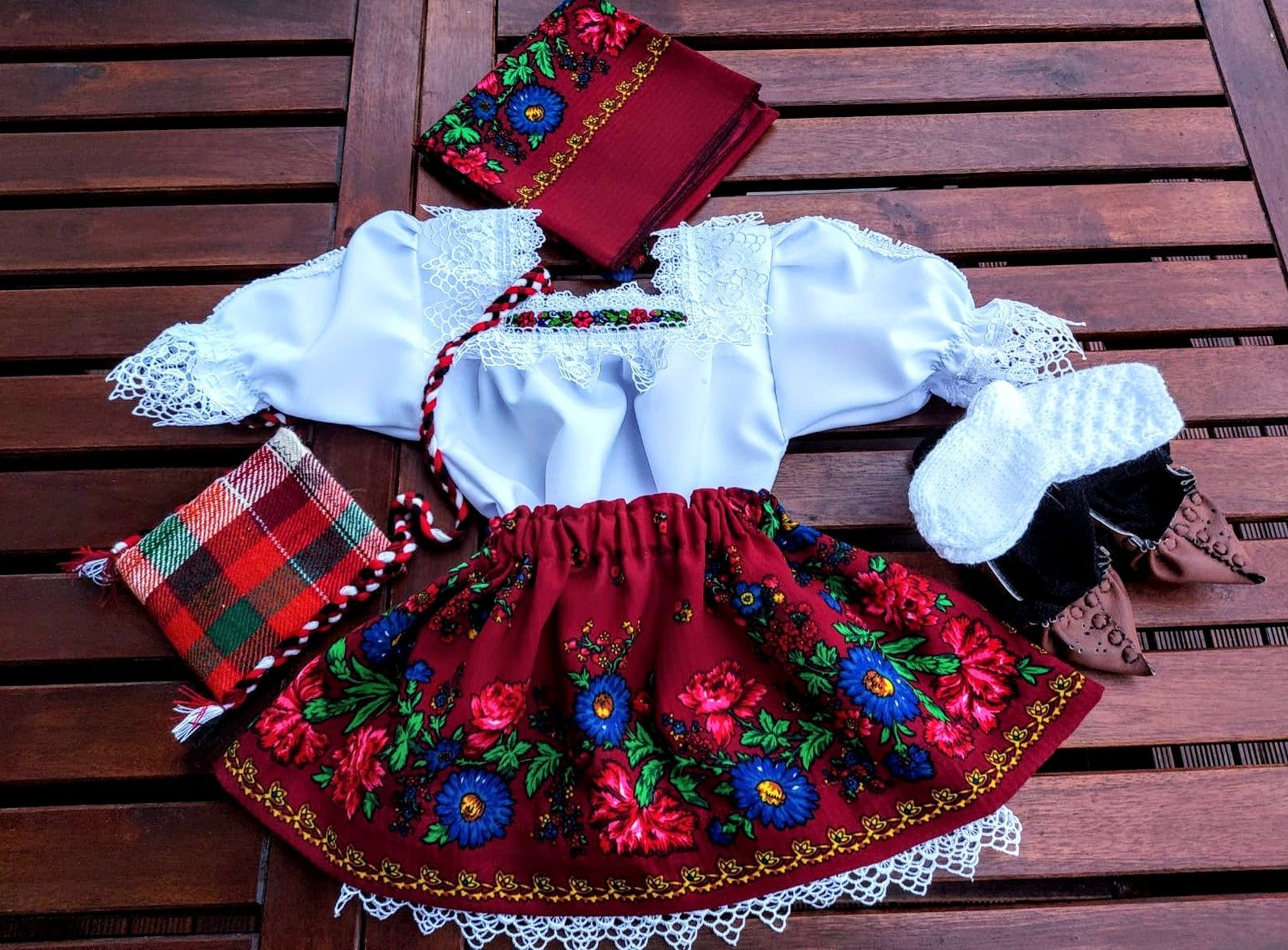 Costum popular fetite de Maramures cu opinci și brau