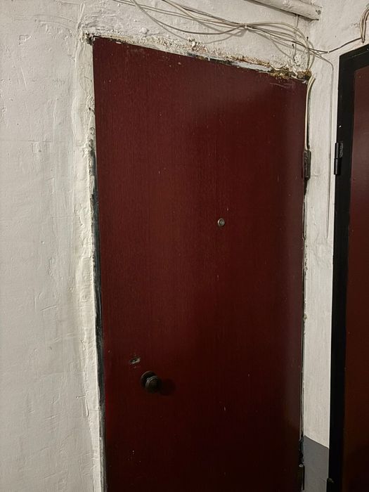 Дверь, Б/У железная, самовывоз срочно 15.000 тыс