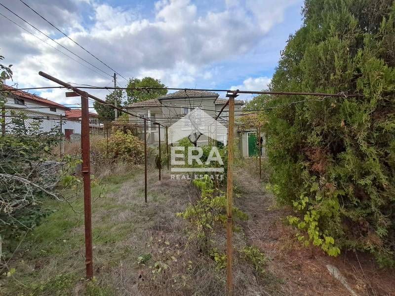 Едноетажна къща за продажба, с допълнителни сутеренен етаж, пристройка