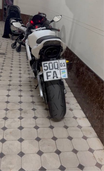 Honda cbr600rr srochna sotiladi