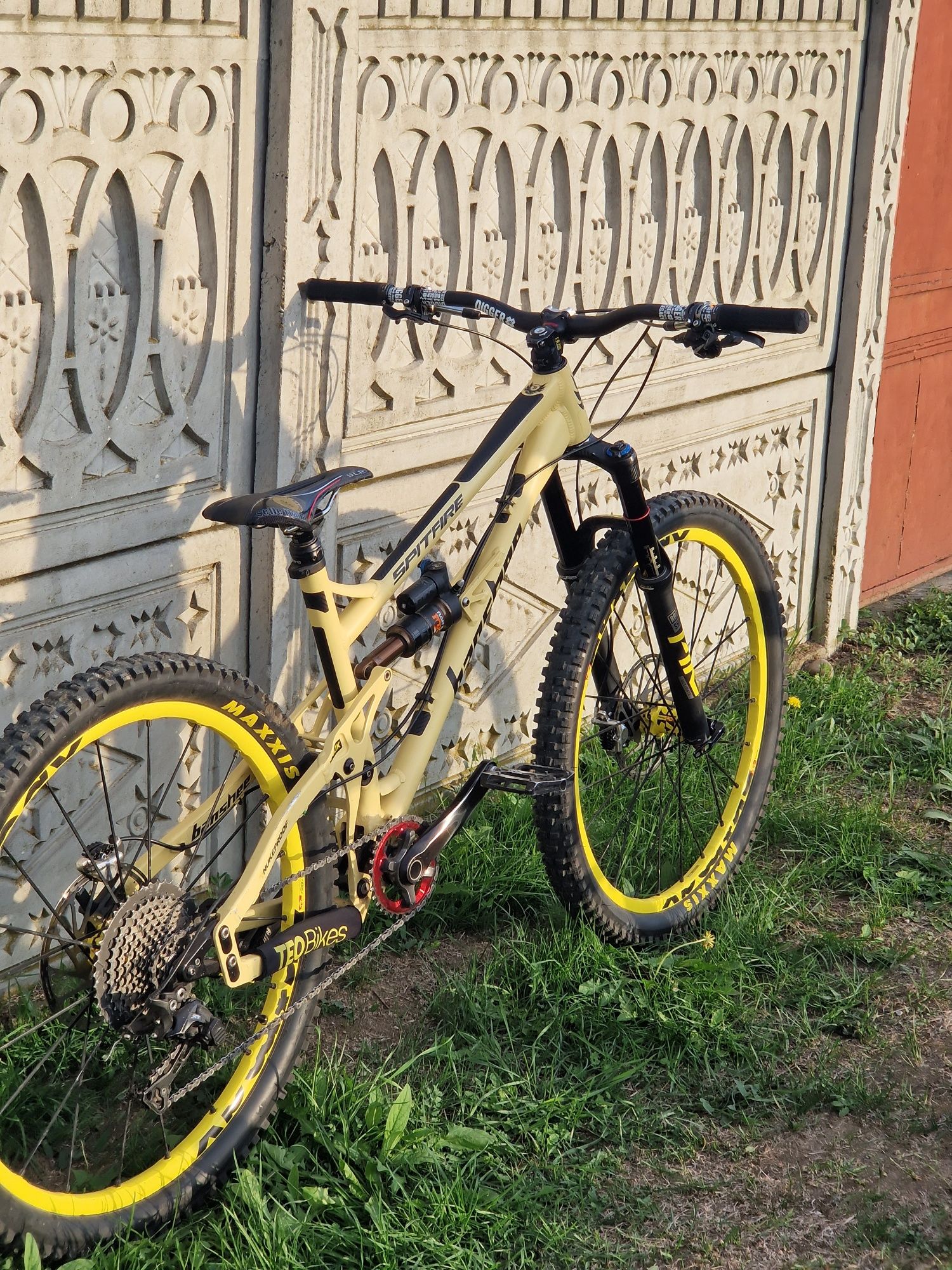 vând enduro banshee spitfire