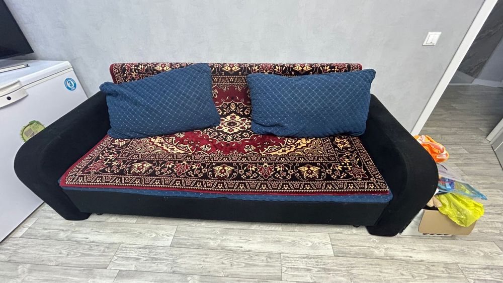 Диван и два ересла