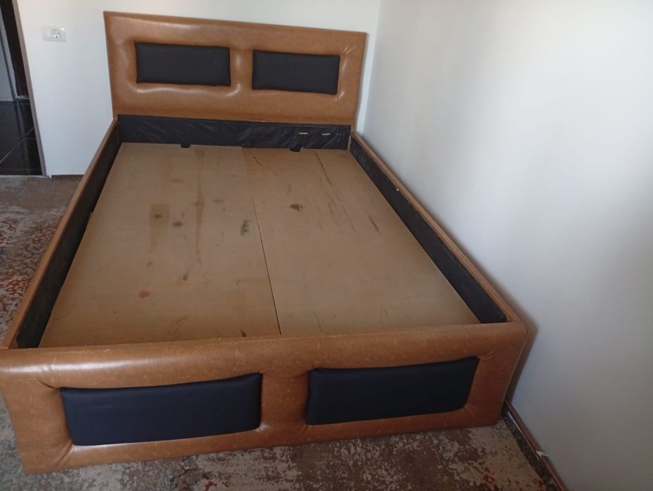 Vând pat tapițat cu piele ecologica