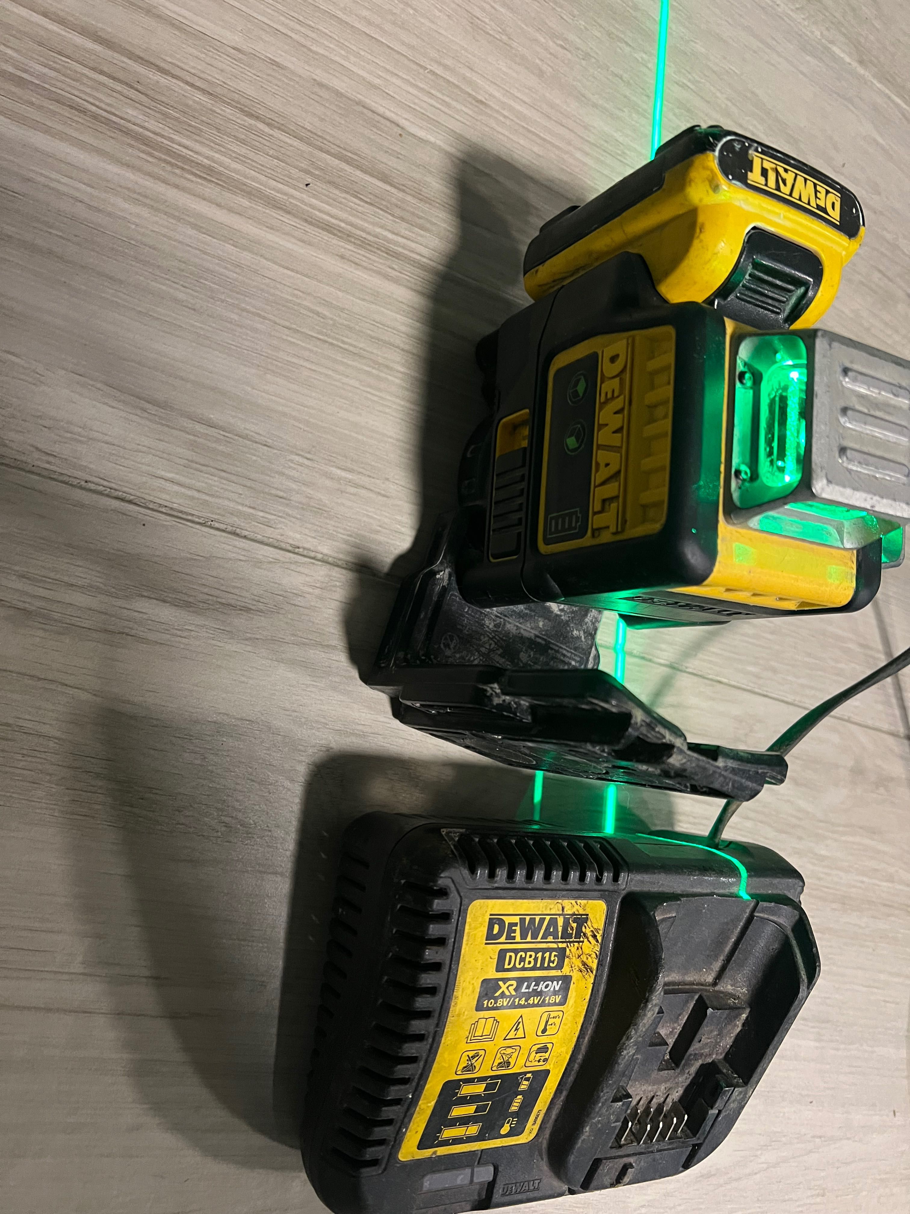 DeWalt DCE089D1G - Nivela laser cu linii