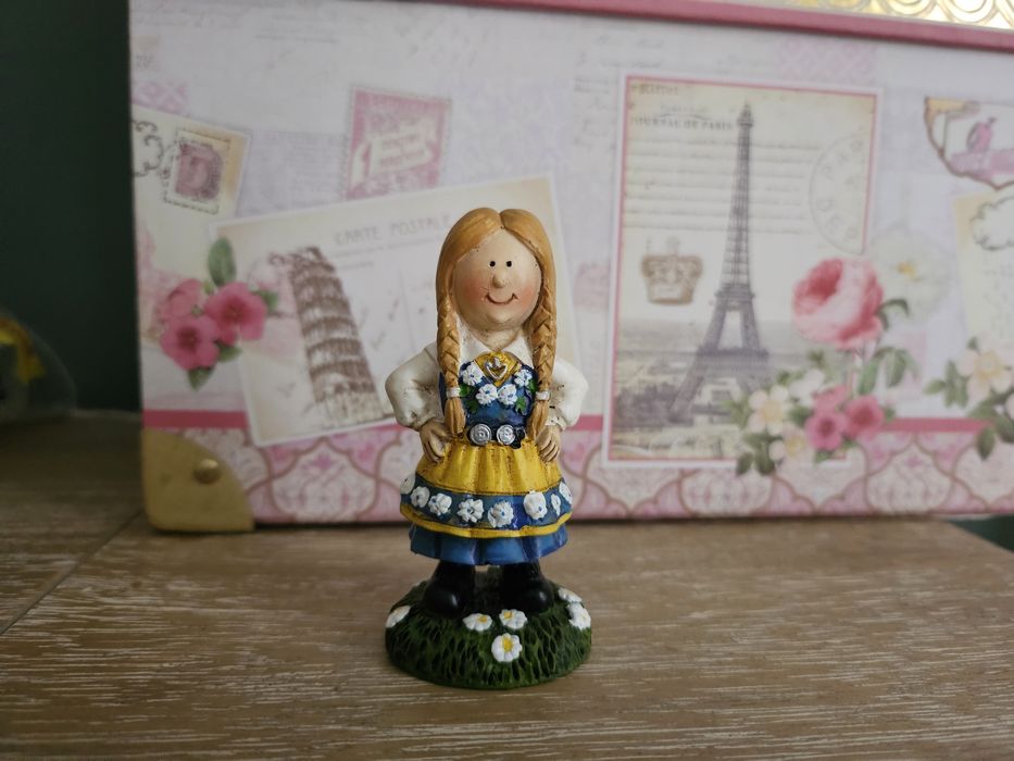 Figurina fetita 7,5 cm , ceramica pictata manual