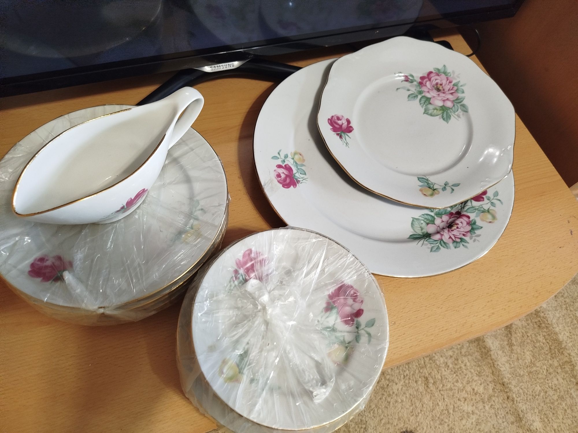 Продам сервиз столовый