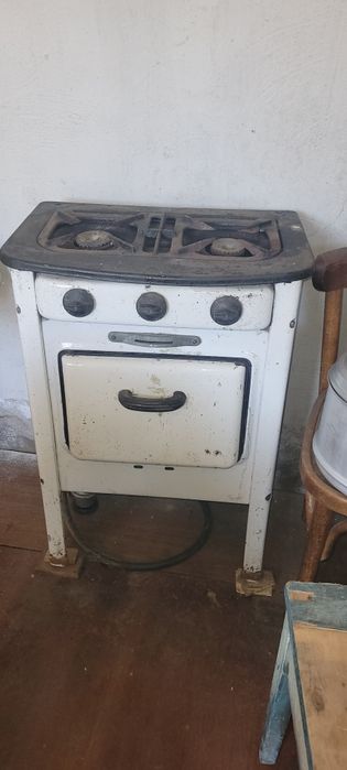 Продам газовую плиту светских времен.