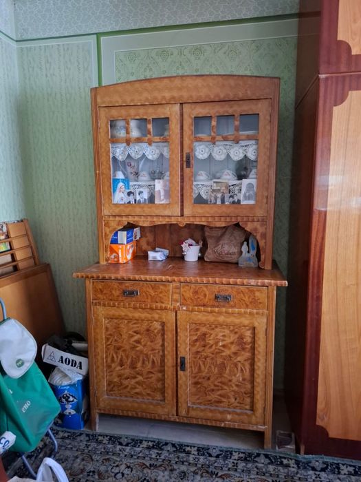 Mobilier vintage din lemn masiv, anii ‘70 – dulap, vitrină și pat
