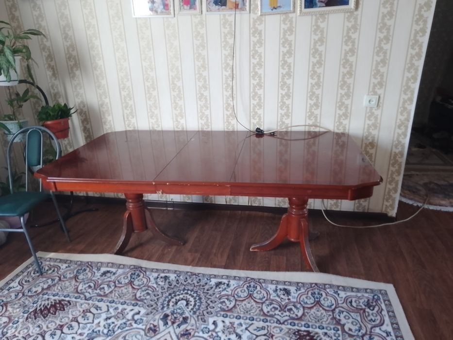Стол большой гостиный срочна продам