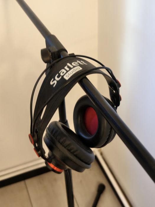 Scarlett 2i2 Studio Bundle – Amplificator, Microfon, Căști și Stativ