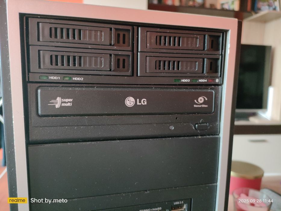 Intel Core i7 / 32 GB RAM / nVidia GTX 750 / 250 GB SSD / Wi-Fi