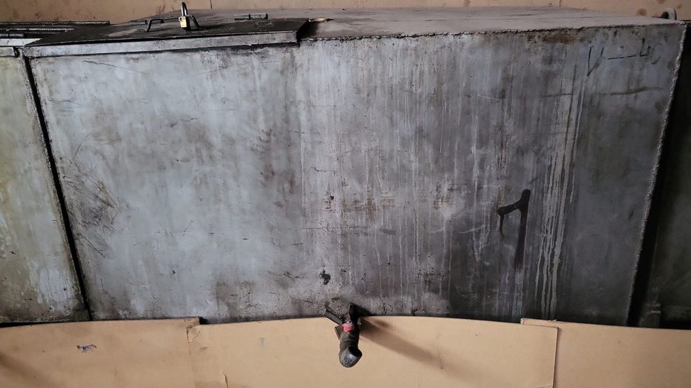 Простое название:

Металлический бак или железный резервуар.