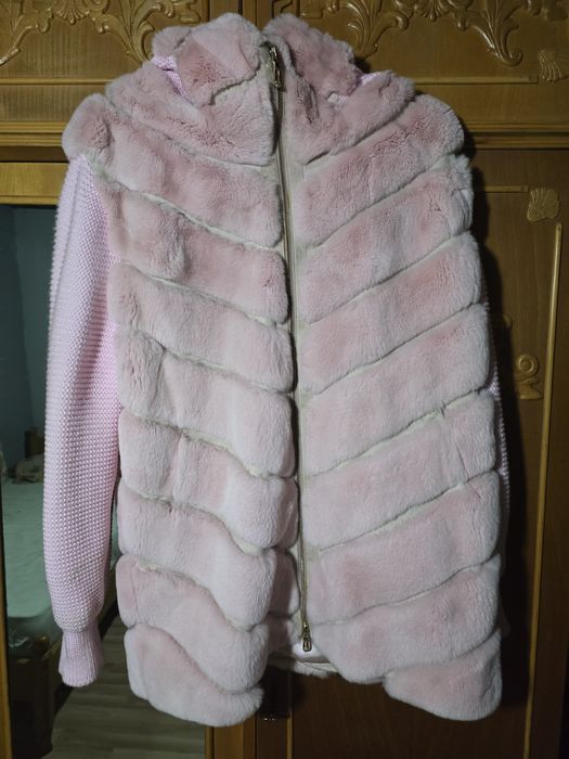 Haină chichila, cu piele și tricot la mâneci și glugă