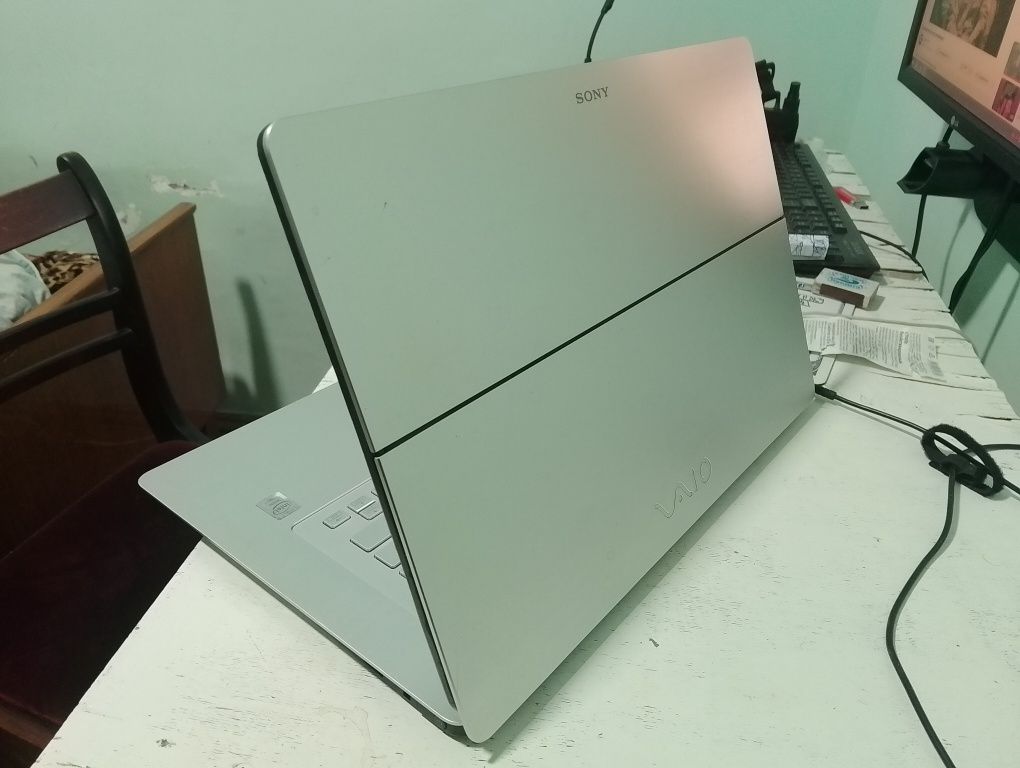 Ульрабук Sony vaio i5  8GB ram Работает с артефактами   на запчасти