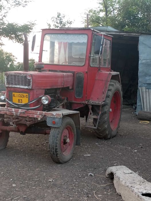 De vanzare tractor U650 cu plug pp4
