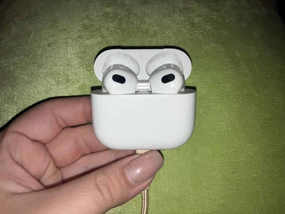 AirPods Generatia a3a Pentru Piese