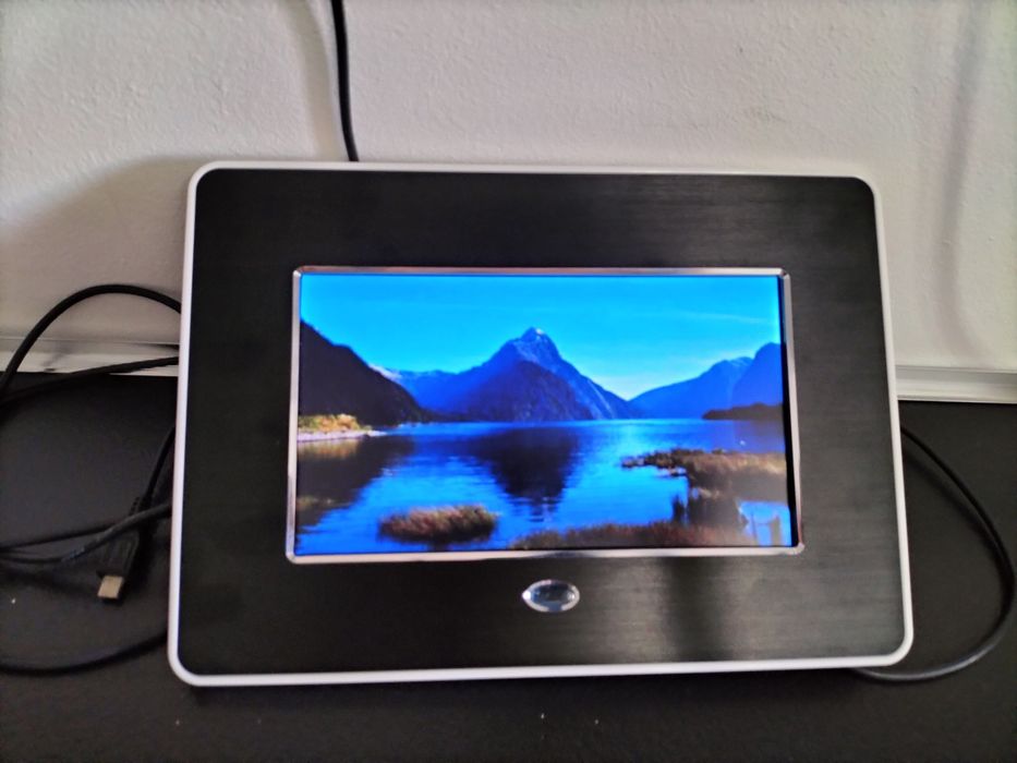 Ramă foto digitală nouă