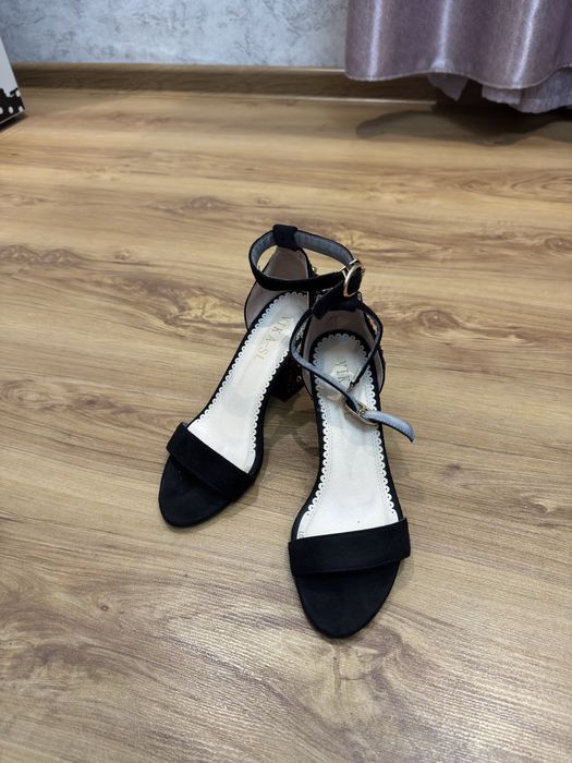 Продам босоножки женские на каблуке