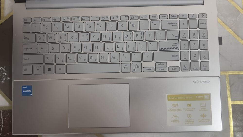 ASUS Vivobook янги олиб ишлатмади каробкалари билан турипди