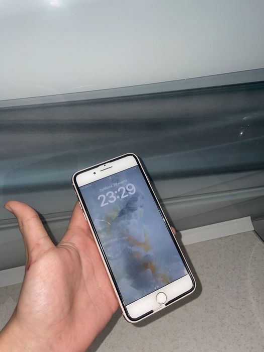 Продам айфон 8 на 64 гб