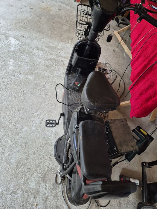 Vând Scuter Electric cu Pedale.